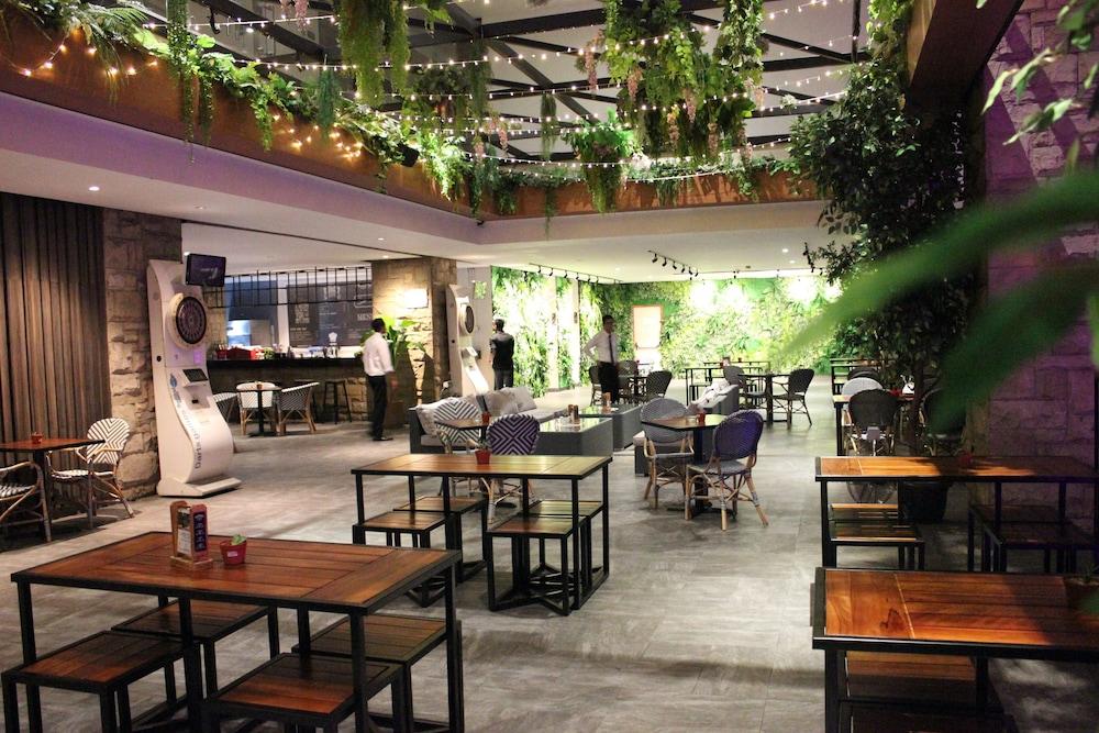 Swiss-Belinn Karawang Exterior foto